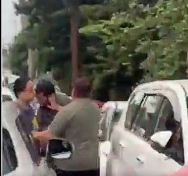 اجتماع حزب بهاراتيا جاناتا يُسبب ازدحامًا مروريًا أمام مقر الحزب، وجار يصفع سائق أحد قادة الحزب